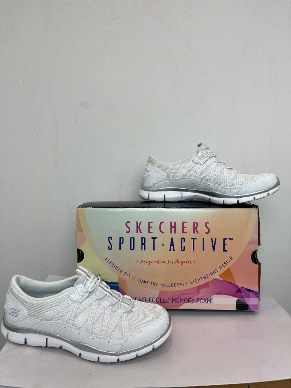 Skechers Gratis Strolling Womens Slip On Shoes Sneakers 6 White / Silver New